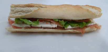 Sande Salmão e Queijo Fresco